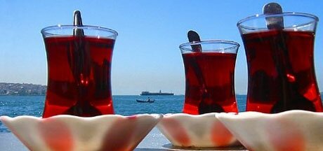 Турецкий чай цвета красного дерева